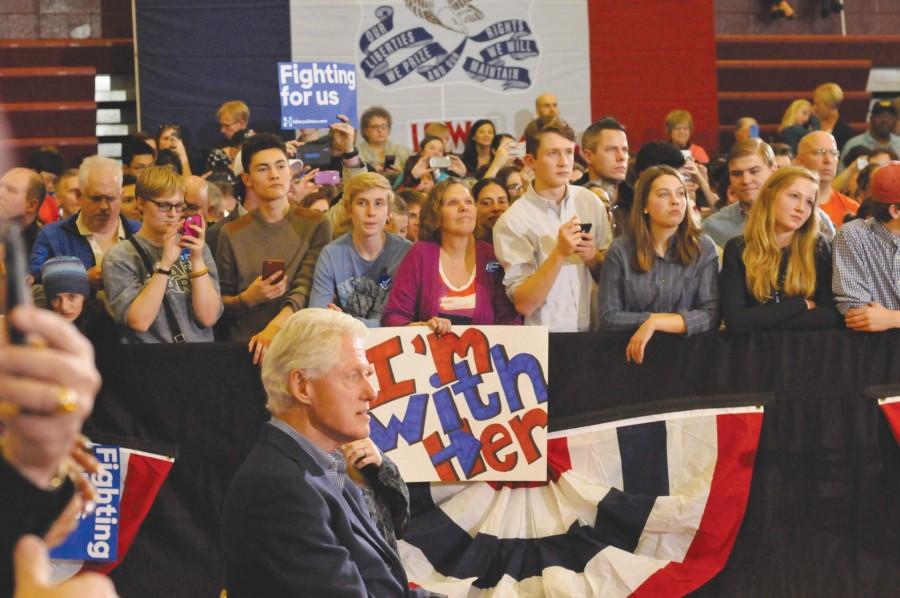 from left: Rachel Eggert ‘19, Ben Lee ‘19, Kyle Swing ‘18, Deborah Weiss, Nick Crosby ‘18, Zoe Zellmer ‘17, and Elizabeth Opp ‘18 watch Hillary Clinton speak along with Bill and Chelsea Clinton.