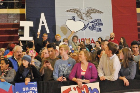 from left: Rachel Eggert ‘19, Ben Lee ‘19, Kyle Swing ‘18, Deborah Weiss, Nick Crosby ‘18, and Zoe Zellmer ‘17 are a few of the Blake community members who attended Hillary Clinton's rally in Iowa.