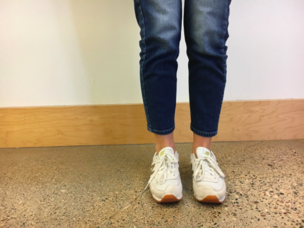 Student showcases the popular mom jeans trend
