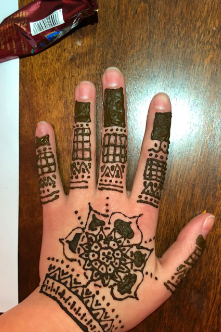 Sonia+Baig+applies+free-styled+henna+design.+