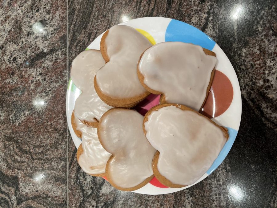 A plate of iced gingerbread cookies.