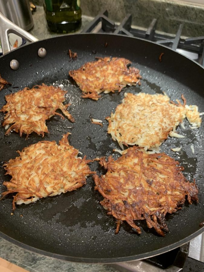 The+latkes+fry+in+a+skillet+with+oil.