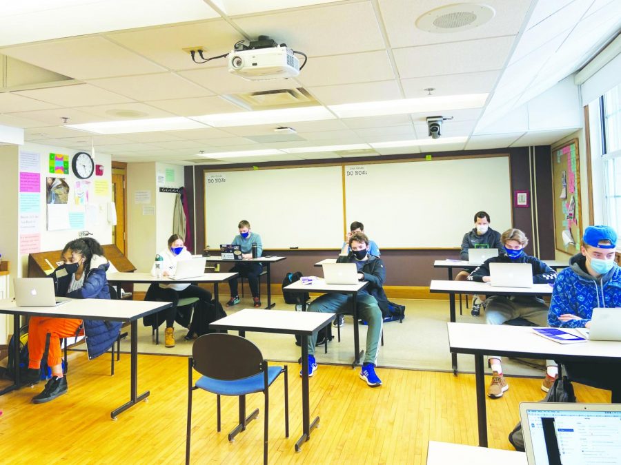 Anil Chandiramani teaches his block 2 Memoir class over Zoom while students learn in-person.