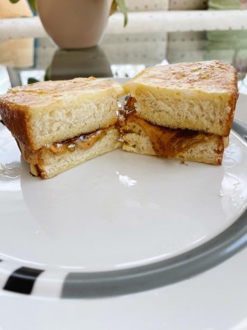 Challah bread and apricot jelly were used to make this sandwich, but you can use whatever type you’d like.