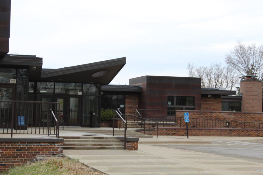 The exterior of Blake’s Highcroft Campus in Wayzata includes large glass windows and various geometric shapes. The campus is surrounded by greenery including trees, large playgrounds, and wooded areas. Outside of the pre-kindergarten classrooms in the spring, there are large sunflowers that grow, adding to the beauty of the campus. 