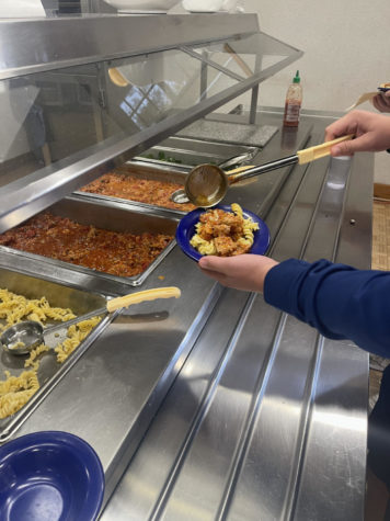 Abbott Spiller ‘24 builds
himself a power bowl featuring spiral pasta and
ground pork with red sauce.