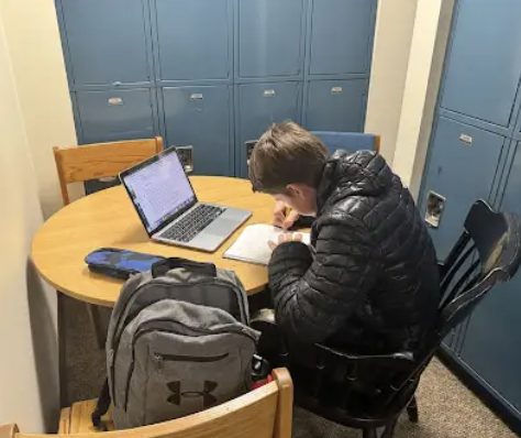 Cole Eckes ‘26 studies for a test, focusing on the objective’s requirements. While objectives-
based grading makes studying easier, test outcomes can be erratic.