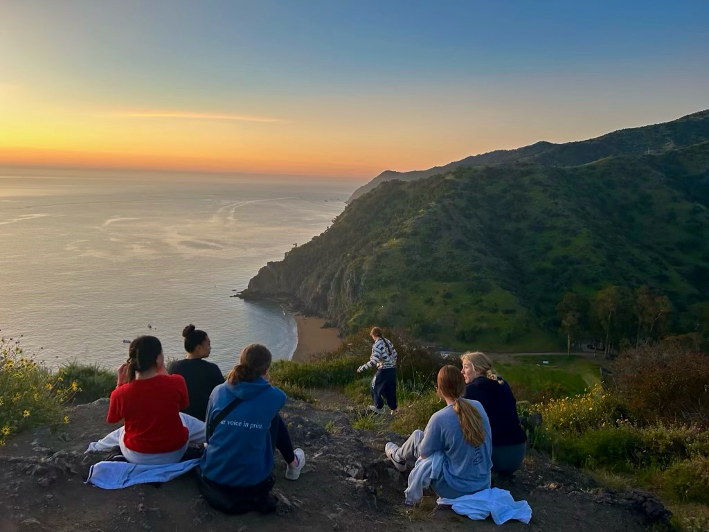 Kate Rekas ‘23, Lily Anderson ‘23, Allyson Jay ‘23, Sam Broz ‘23, Seidel, and Martha Hughes ‘24 watch the sunset during their trip to Catalina Island last spring. 